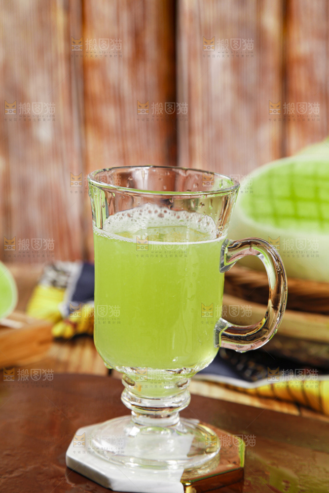 杯子里装着玉菇甜瓜榨的果汁
