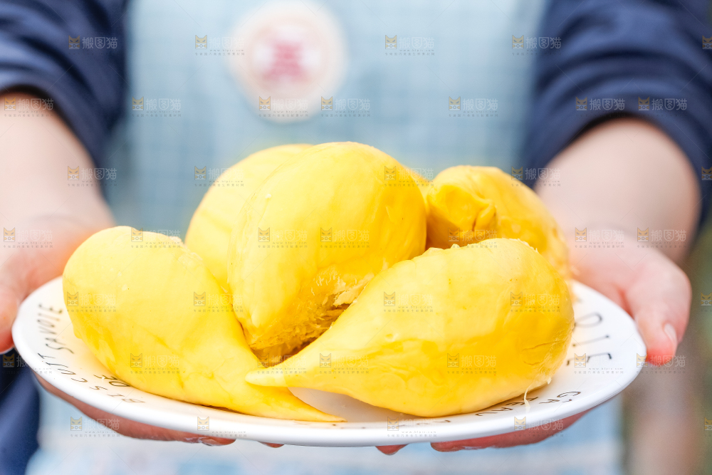 手里拿着榴莲