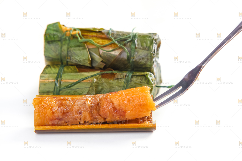 白底上放着竹筒肉粽