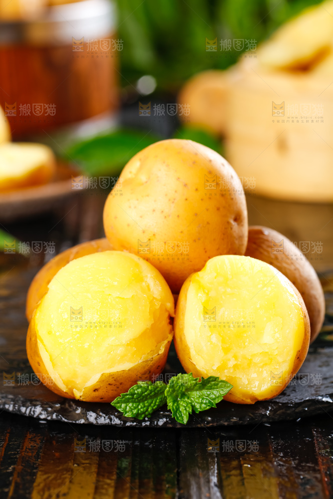 黑石板上的黄心小土豆