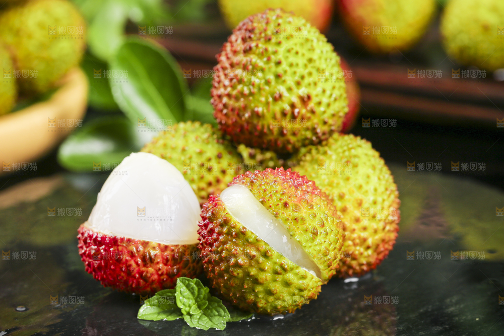 深底上放着新鲜妃子笑荔枝