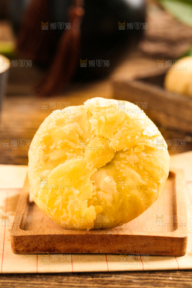 木板上的酥皮月饼