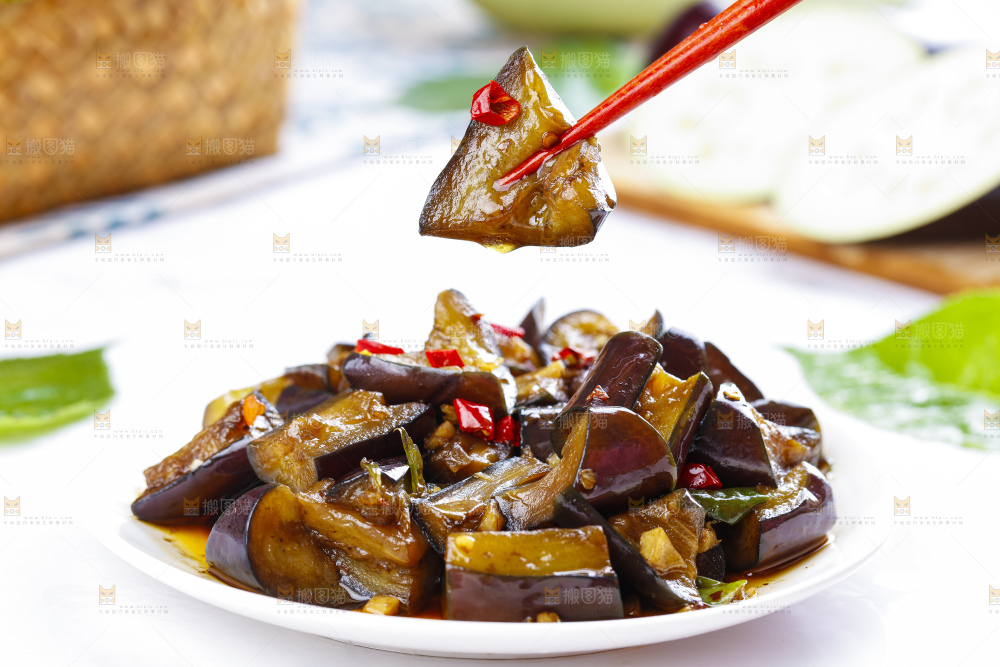 盘子里装着红烧茄子