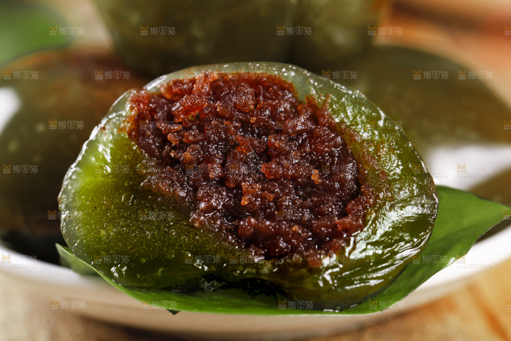 碟子里装着艾草青团