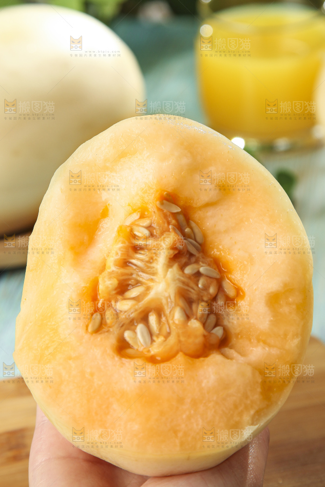 手里拿着蜜瓜