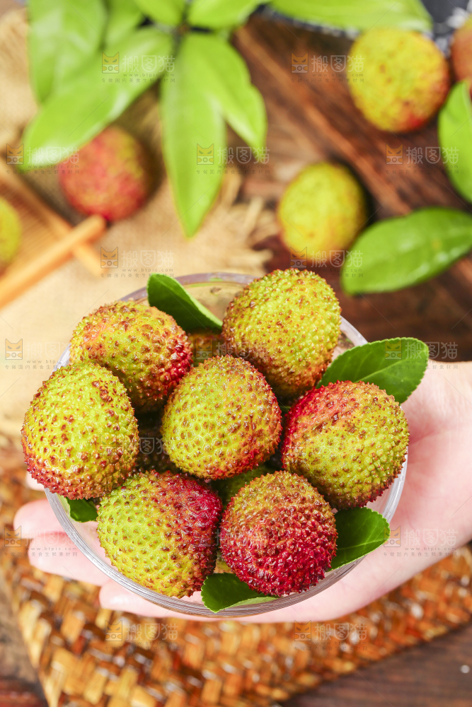 手里拿着荔枝
