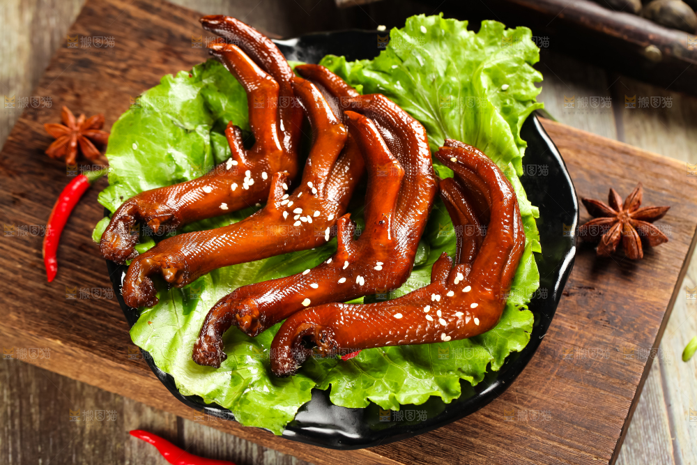 木板上放着一盘卤鸭掌