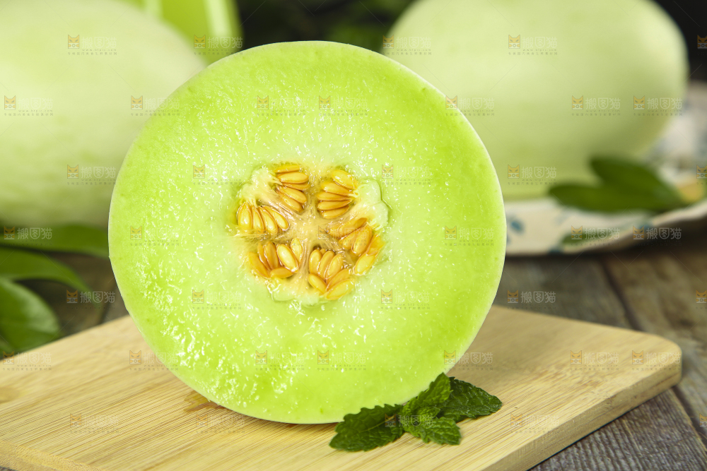 木板上放着玉菇甜瓜