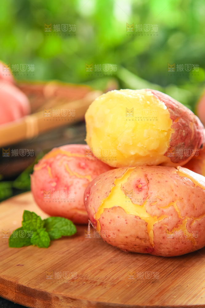 木底上放着新鲜土豆