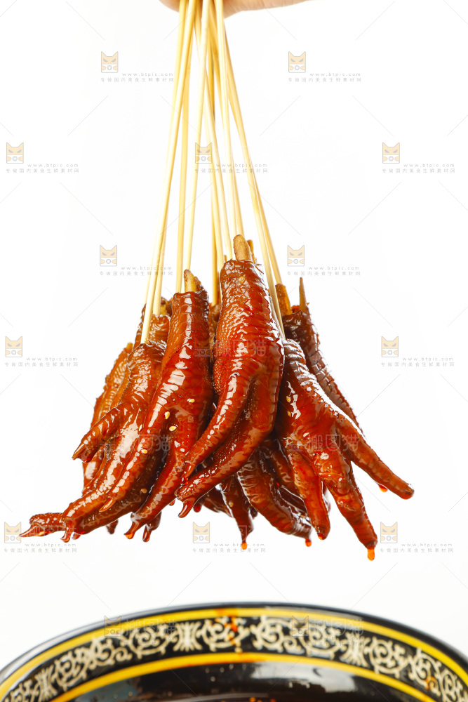 竹签上穿着酱香鸡爪
