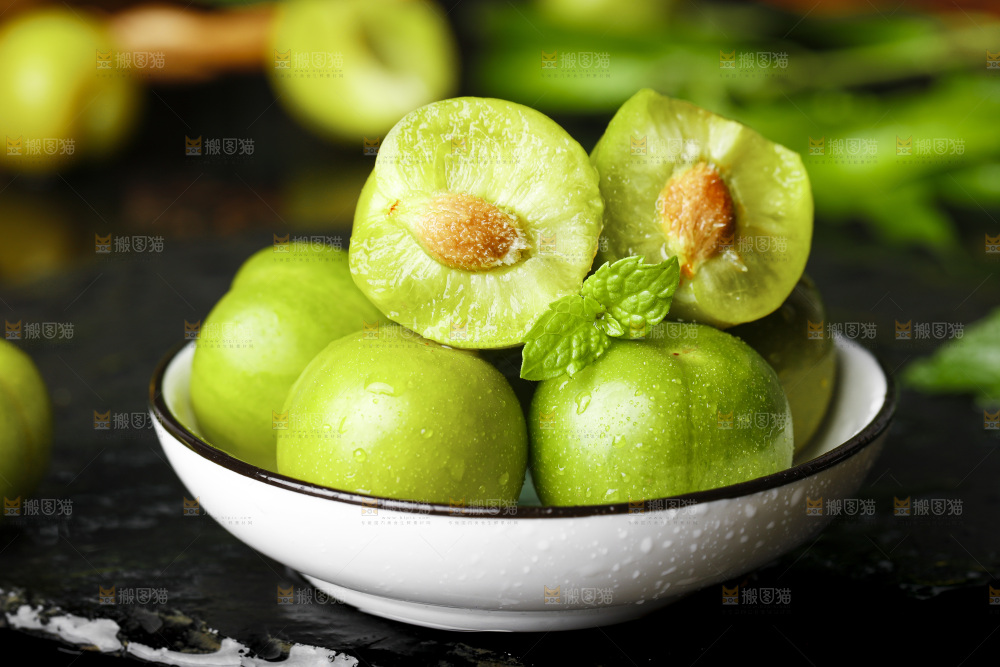 碟子里装着蜂糖李子