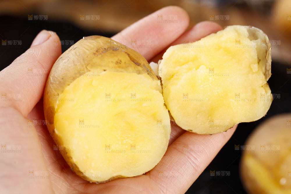 手里拿着迷你小土豆