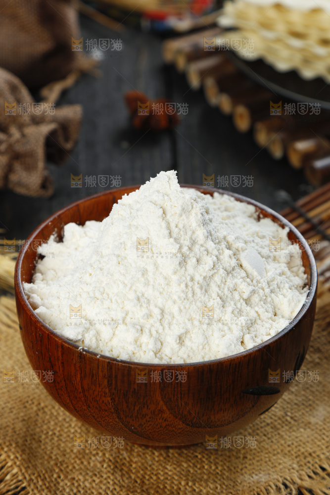 碗里装着面粉