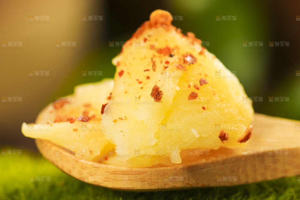 勺子上放着土豆