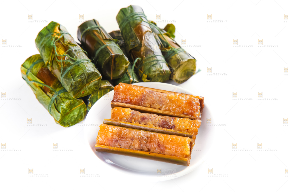 白底上放着竹筒肉粽
