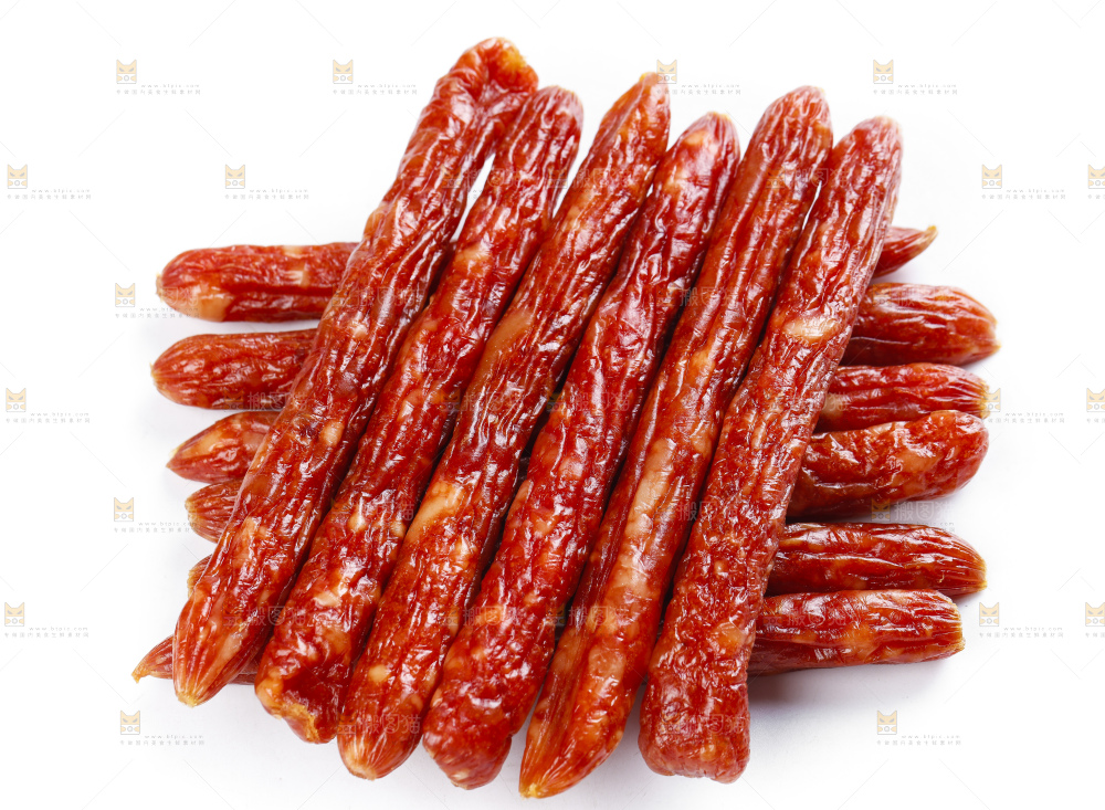 白底上摆放着广式腊肠