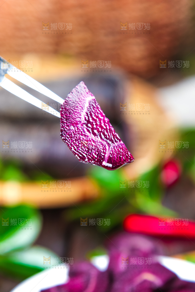 叉子叉着紫胡萝卜