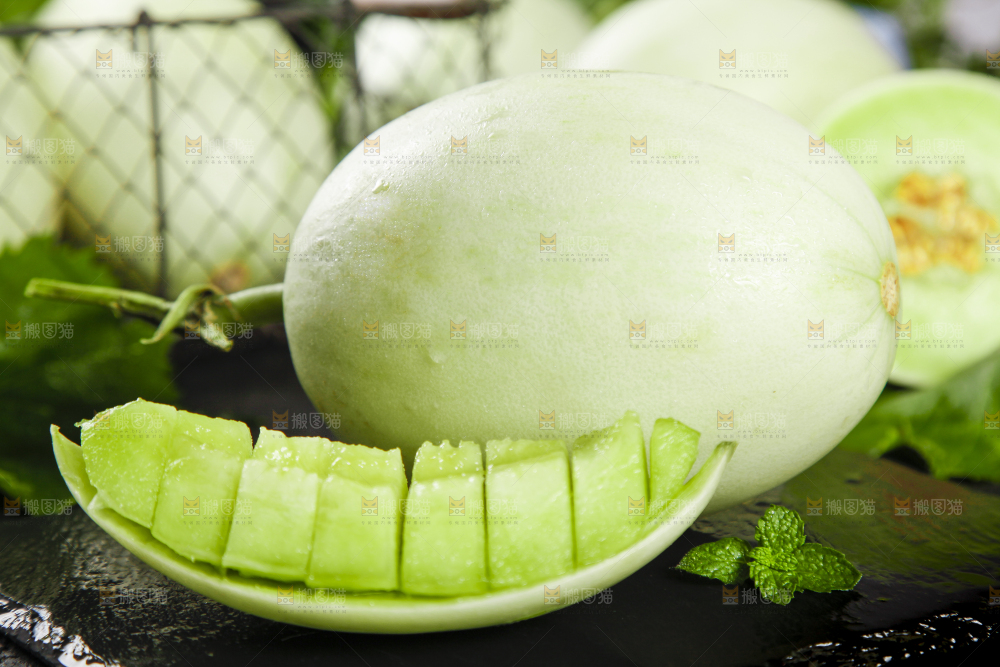 黑底上摆放着山东玉菇甜瓜