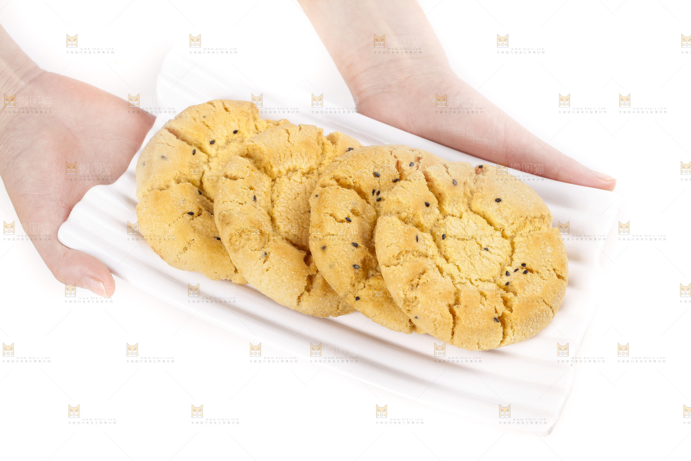 手里拿着酥脆桃酥