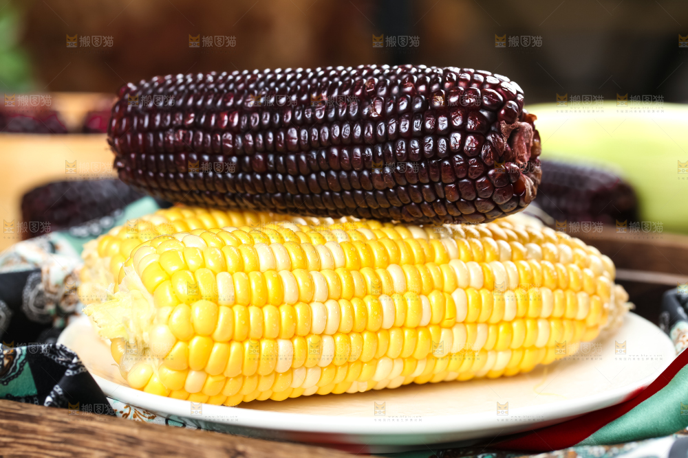 盘子里放着新鲜玉米