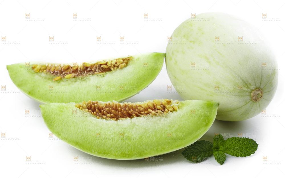 白底上摆放着山东玉菇甜瓜