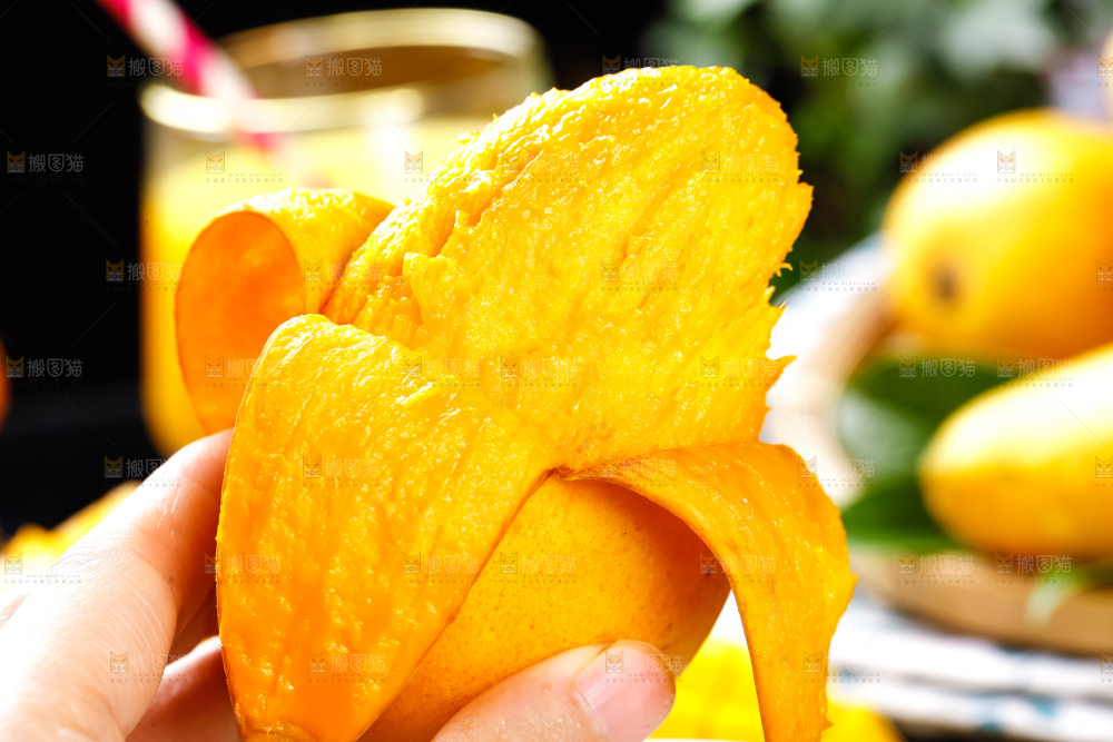 手里拿着芒果