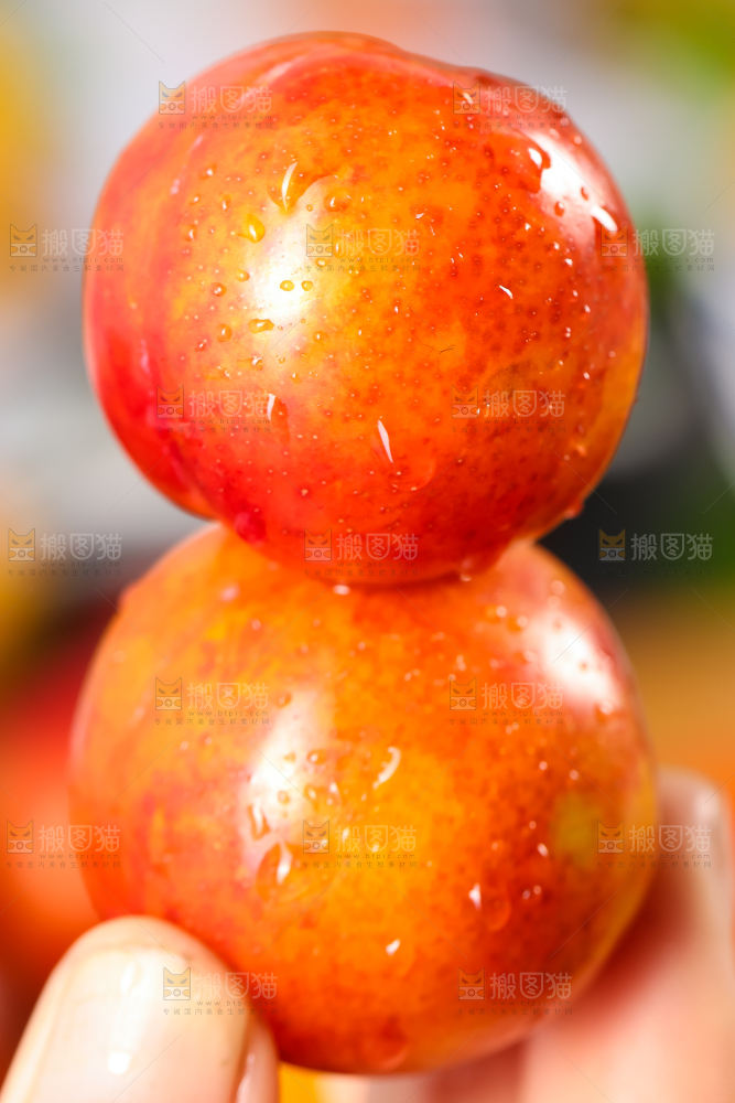 手里拿着脆李子