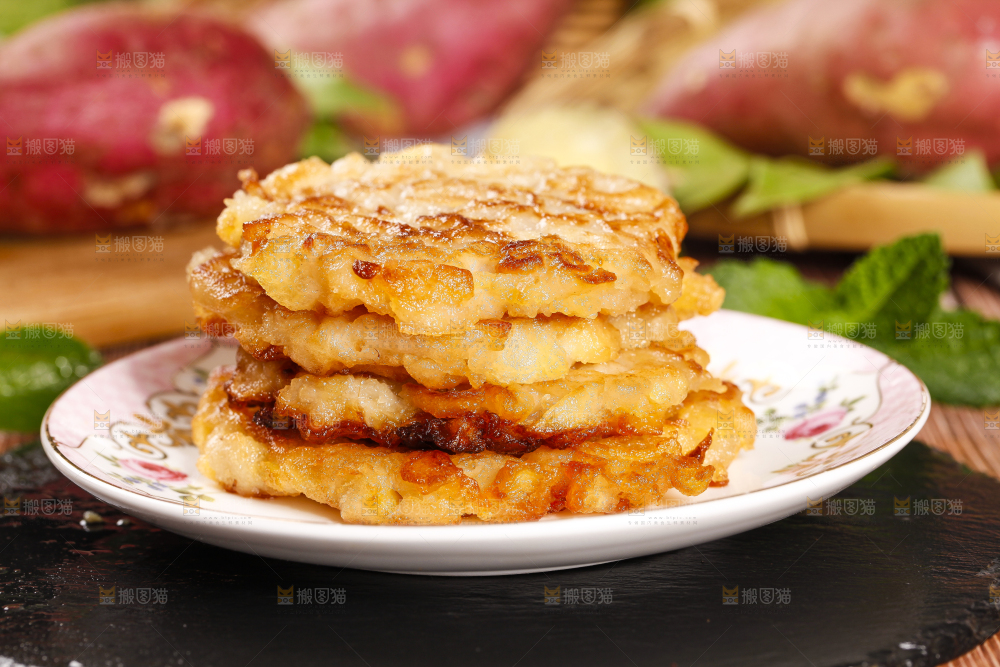 碟子里装着土豆饼