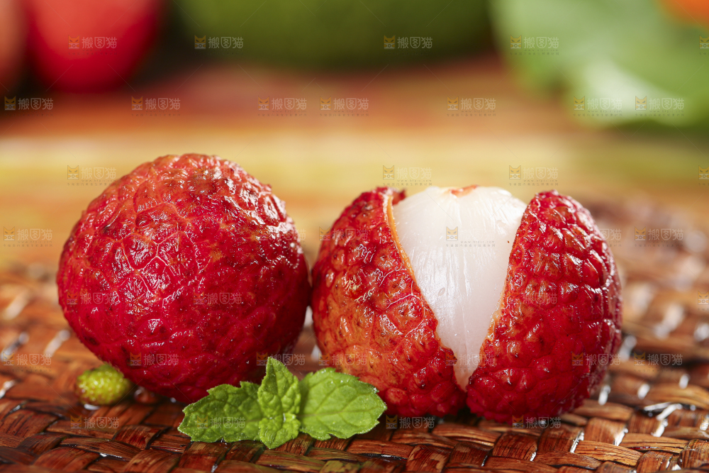 木底上摆放着红荔枝