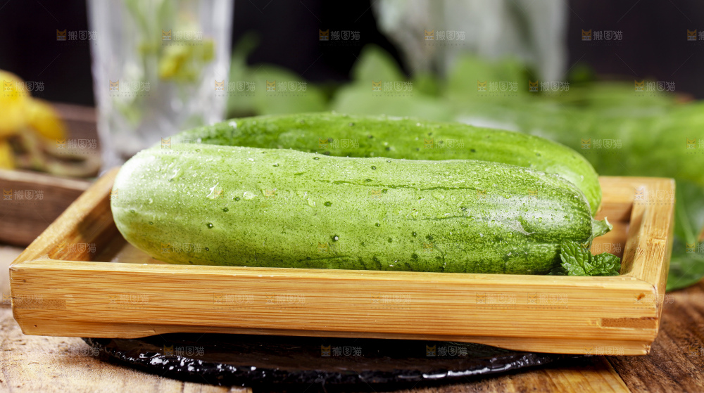 木盒里放着青黄瓜