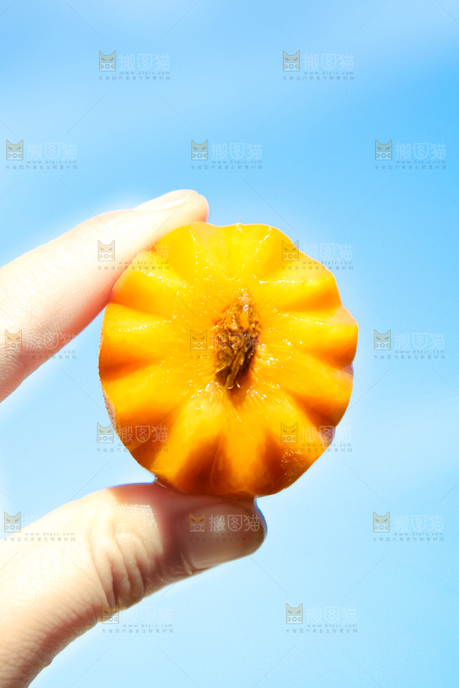 手里拿着黄杏
