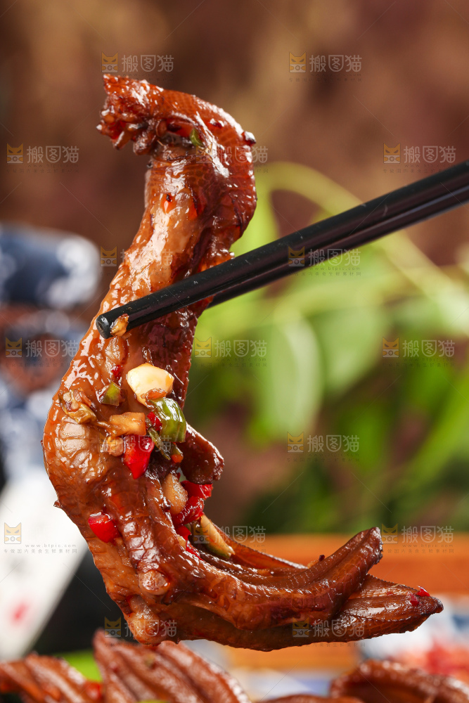 筷子上夹着卤鸭掌