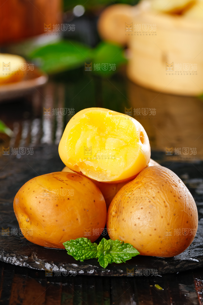黑石板上的黄心小土豆