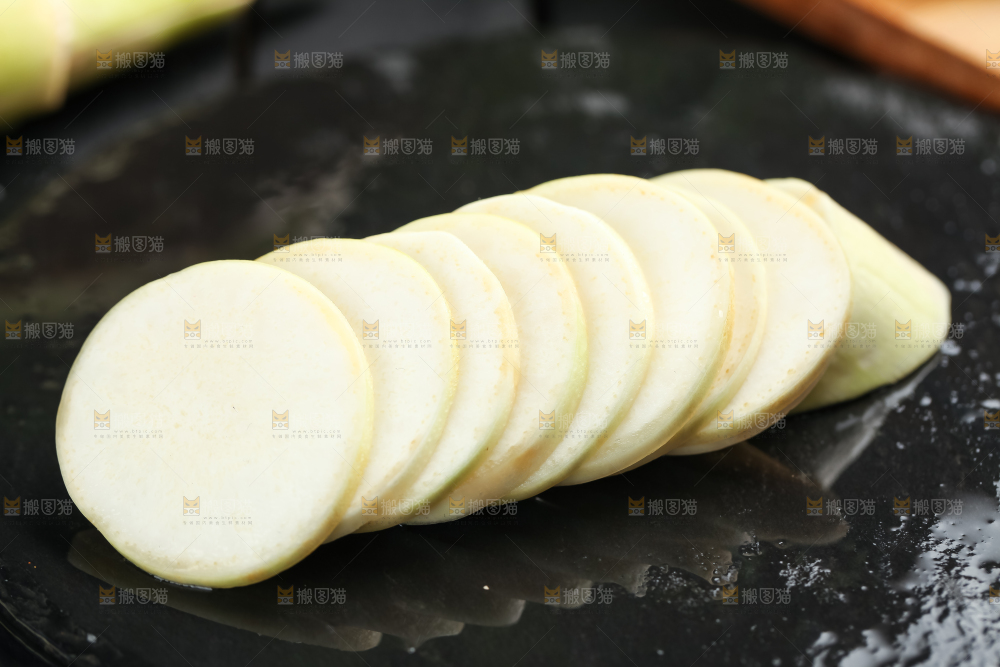 黑石板上的云南茭白