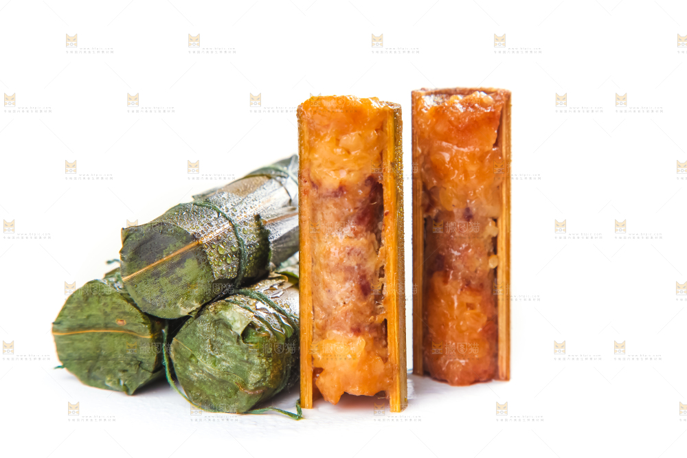 白底上放着竹筒肉粽