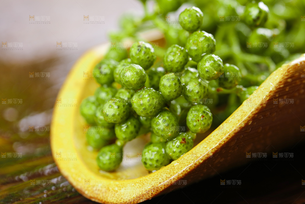 木板上的九叶青花椒
