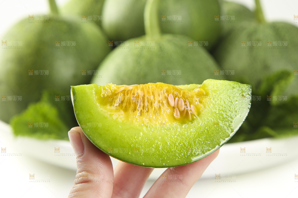 手里拿着绿宝石瓜