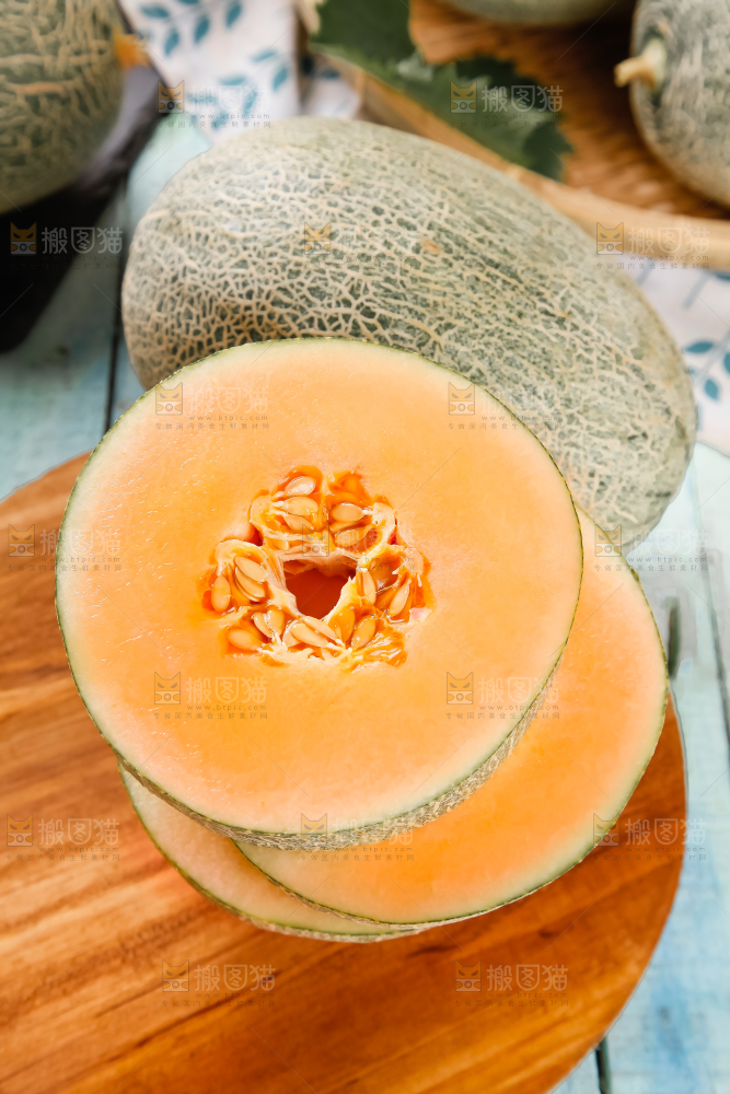 木底上摆放着网纹瓜