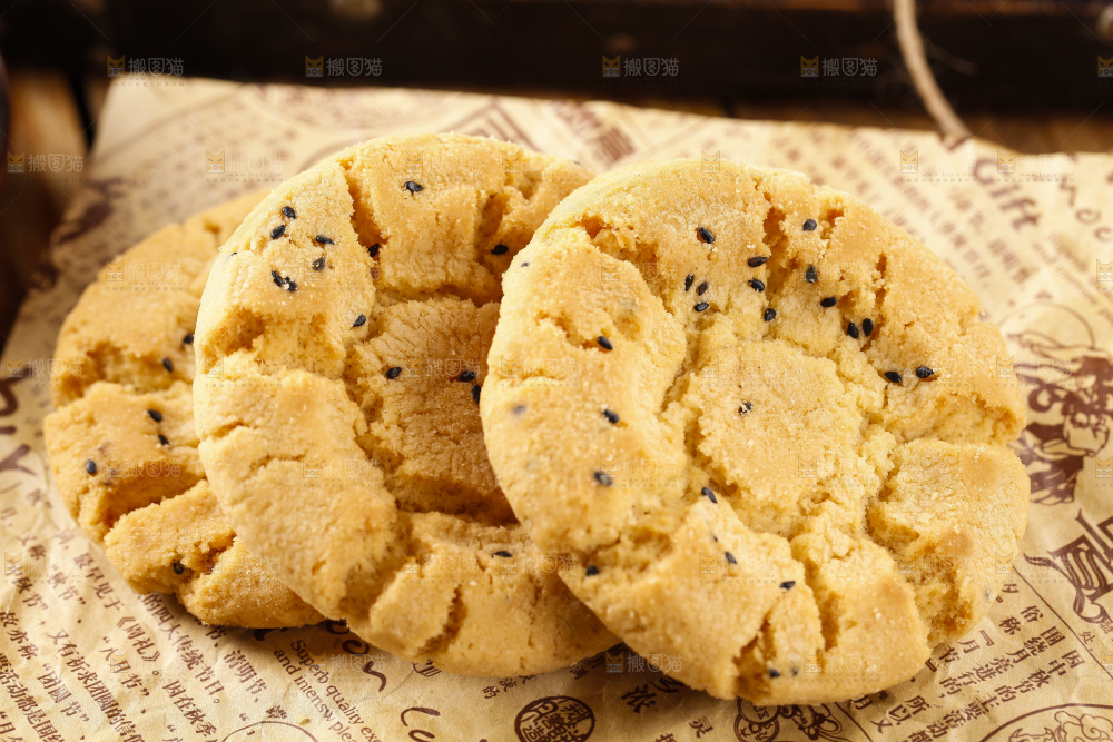 浅底上摆放着无糖桃酥饼干