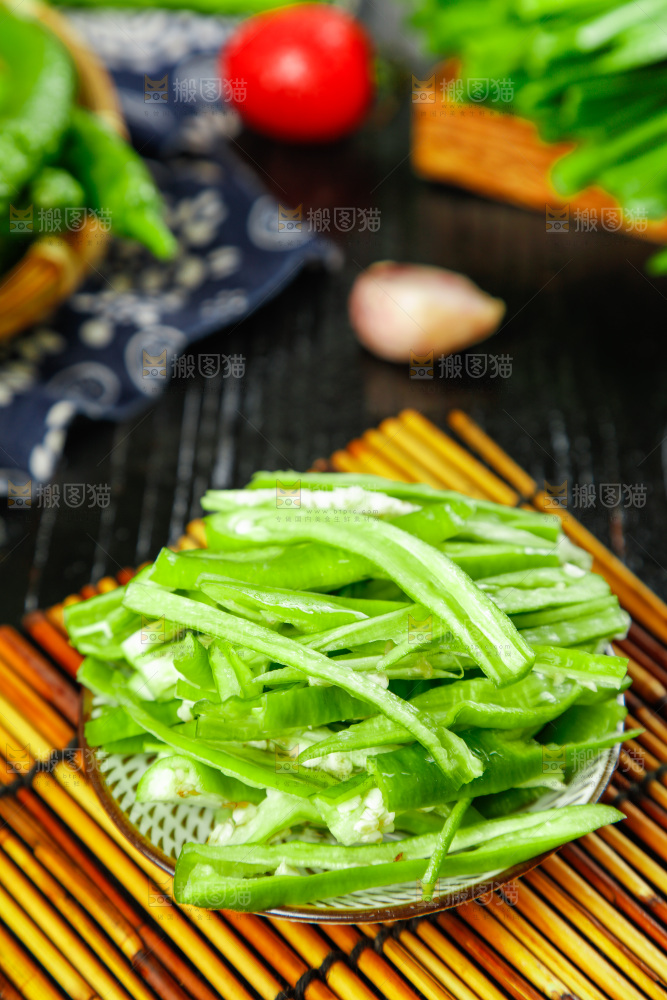 碟子里装着切好的辣椒