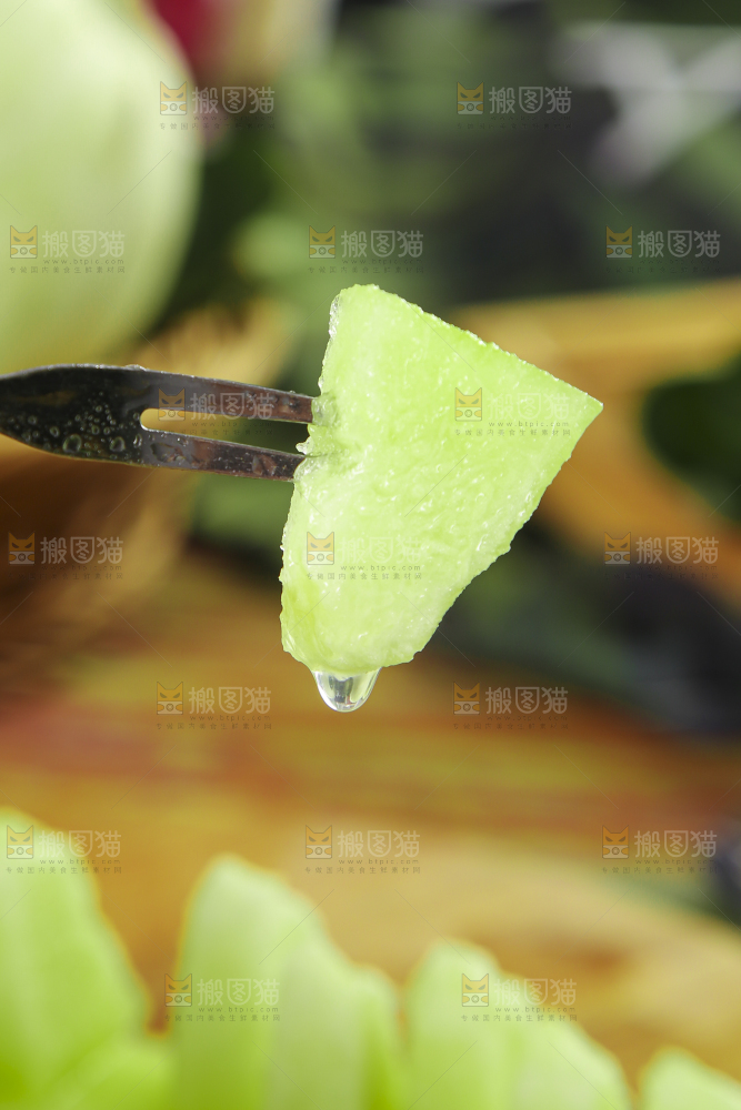 木底上摆放着玉菇香瓜