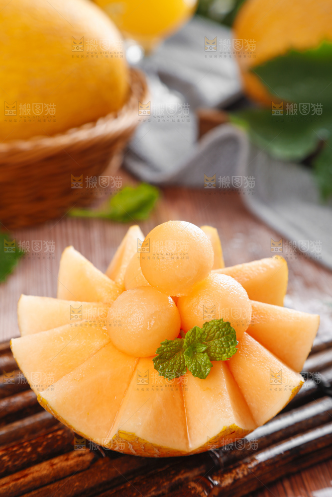 木底上摆放着黄皮哈密瓜