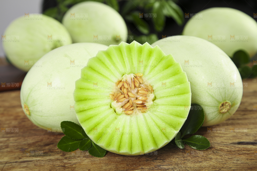 木底上摆放着绿肉香瓜