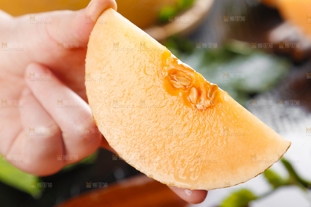 手里拿着黄皮哈密瓜