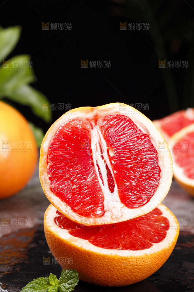 石板上放着红肉葡萄柚
