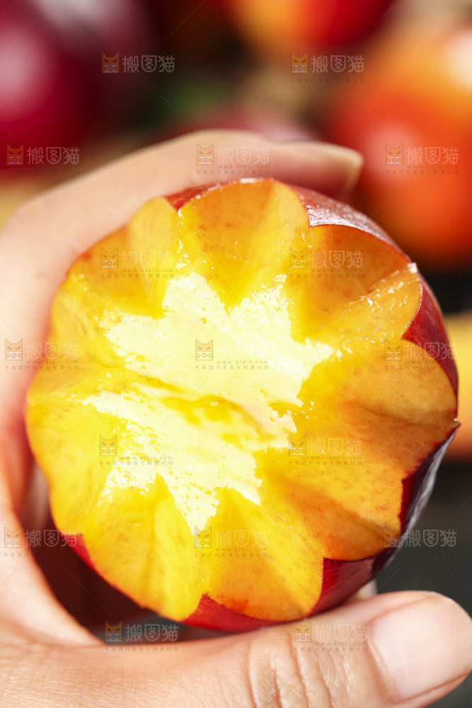手里拿着油桃
