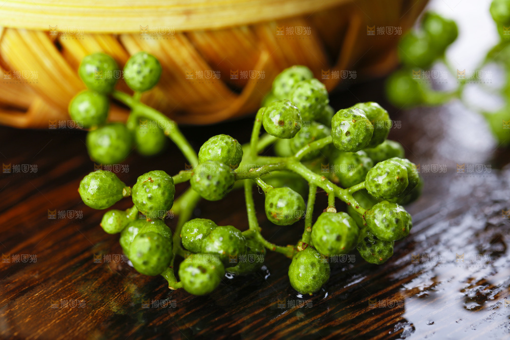 木板上的九叶青花椒