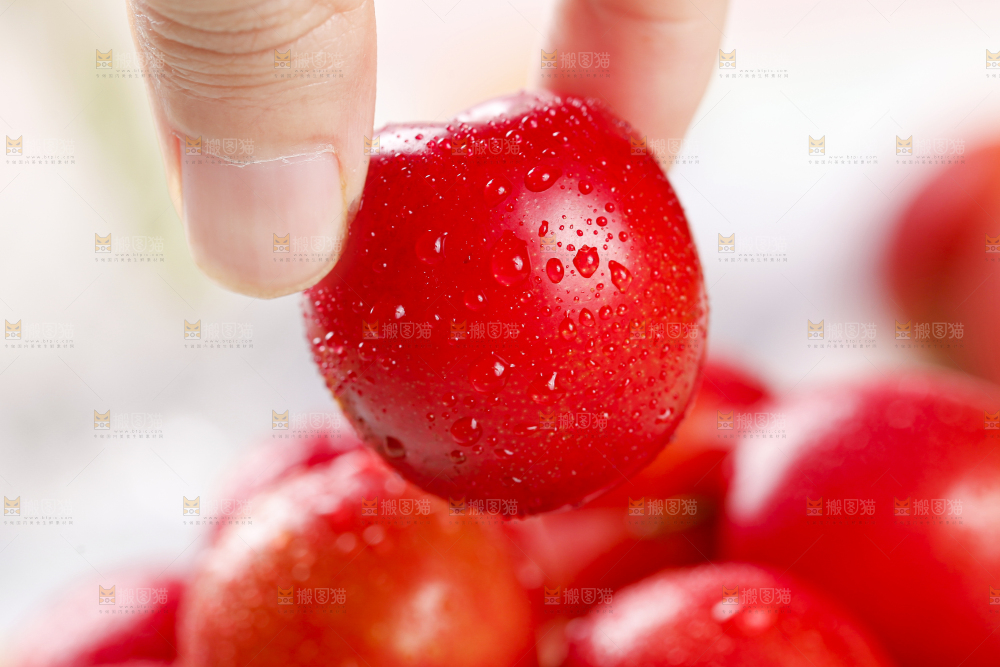 手里拿着红李子