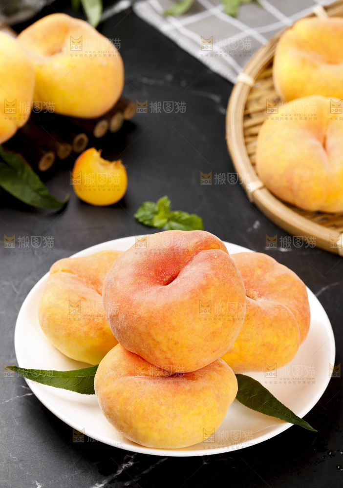 黑底上的毛蟠桃