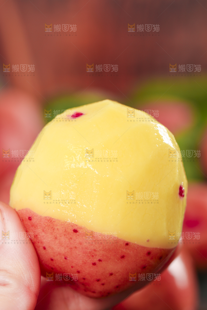 手里拿着红皮土豆